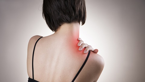 femme avec une douleur à l'épaule à cause de la fibromyalgie