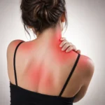 Femme douleur fibromyalgie à l'épaule