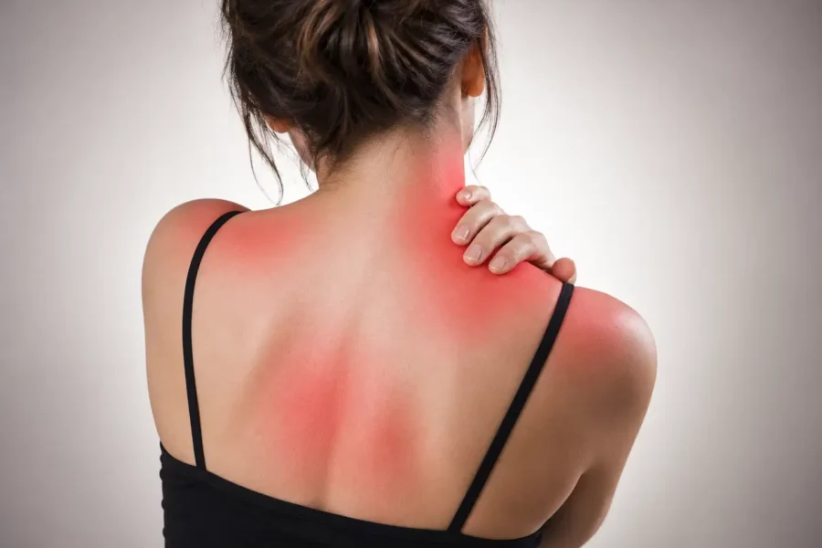 Frau mit Schulterschmerzen aufgrund von Fibromyalgie