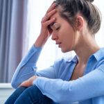 Deprimierte, traurige, erschöpfte Frau