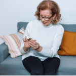 eine ältere Person, die den Etiue eines CBD-Öls liest