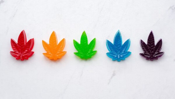 Gummies D9 thc en forme de feuille de cannabis 